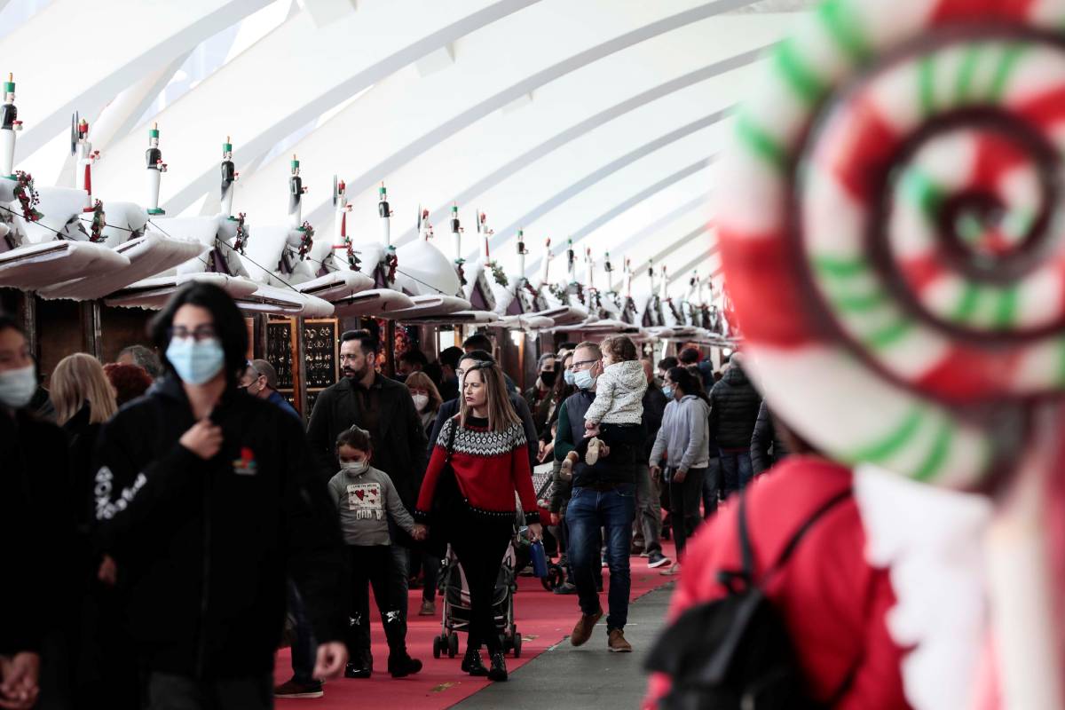 Decenas de personas pasean por un mercadillo navideño situado en la Ciudad de las Artes y las Ciencias de Valencia. (FOTO: EFE)