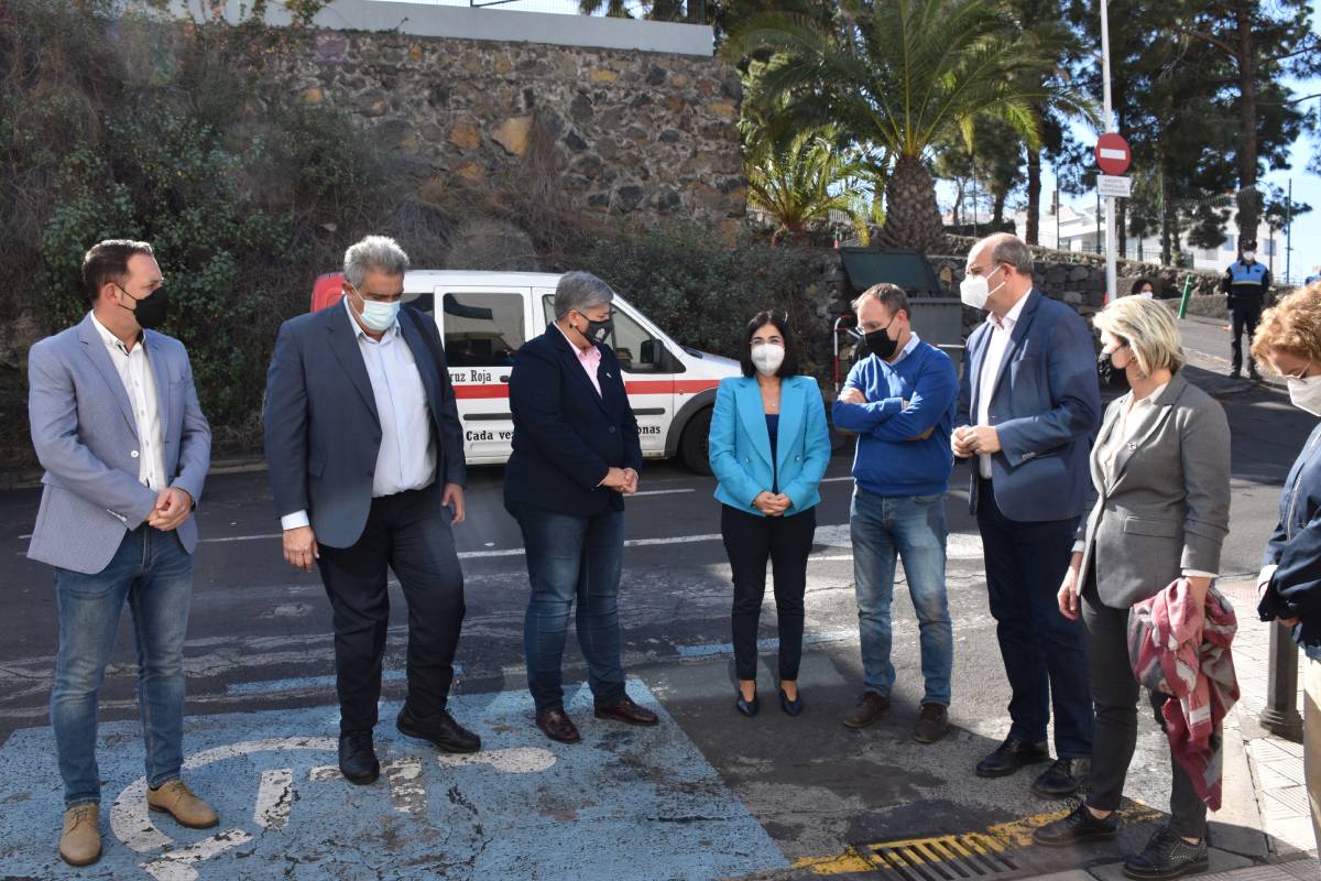 La ministra de Sanidad, Carolina Darias, en su visita ayer al Centro de Especialidades de Los Llanos en la isla de La Palma.