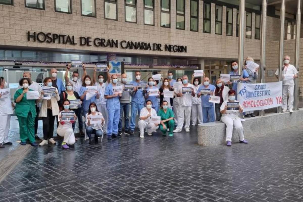 Concentración de técnicos de laboratorio y de radiolog�a en la puerta del Hospital Universitario de Gran Canaria Doctor Negr�n, reclamando el grado universitario para los técnicos superiores sanitarios.