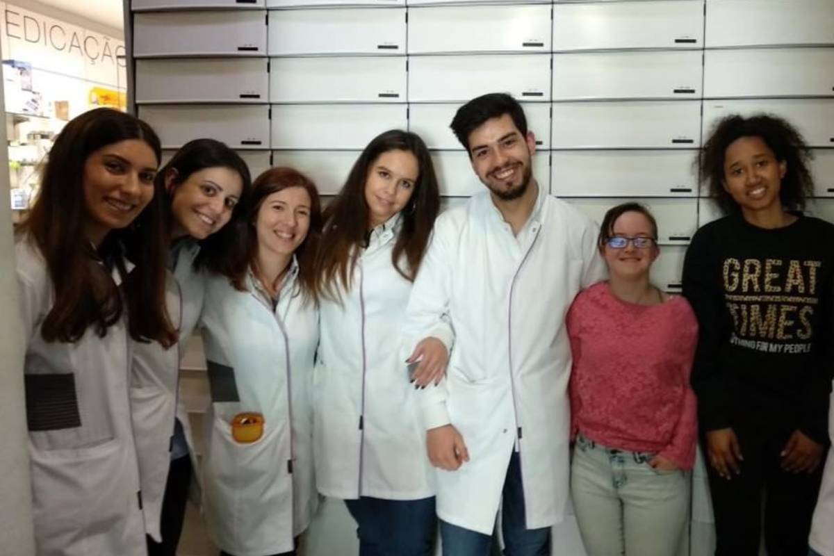 Carmen Jiménez Recena, técnico de farmacia con síndrome de Down, en la farmacia portuguesa donde realizó prácticas en 2018.
