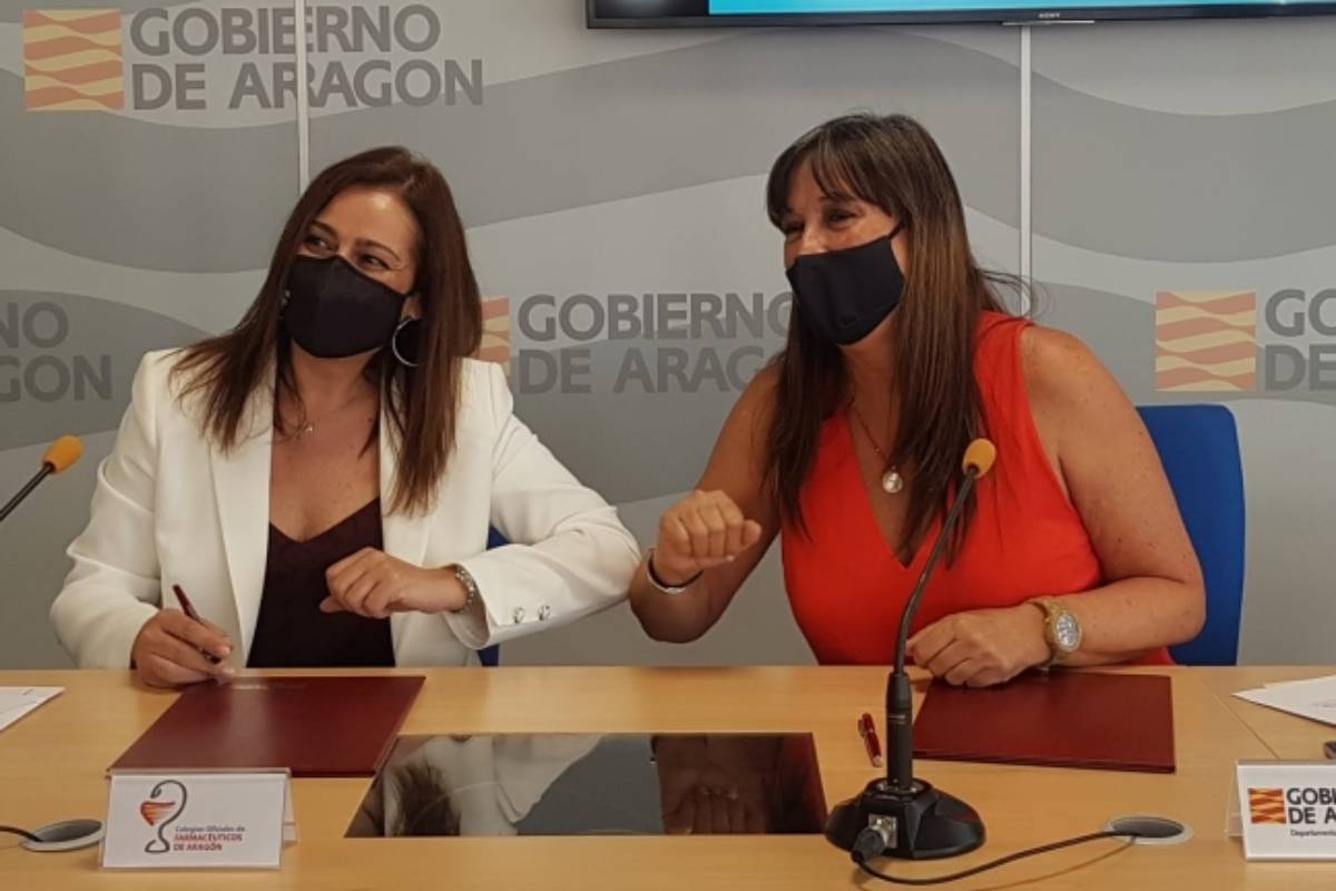 Raquel Garc�a Fuentes, presidenta del Consejo aragonés de COF, y Sira Repollés Lasheras, consejera de Sanidad de Aragón, en la firma del acuerdo sobre la trazabilidad de resultados de los test de ant�genos SARS-CoV-2.