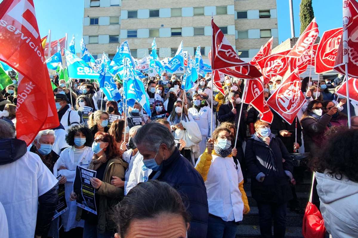 Aspecto general de la protesta convocada por los cinco sindicatos de la mesa sectorial a las puertas del Hospital Gregorio Marañón (Foto: CCOO-Madrid).