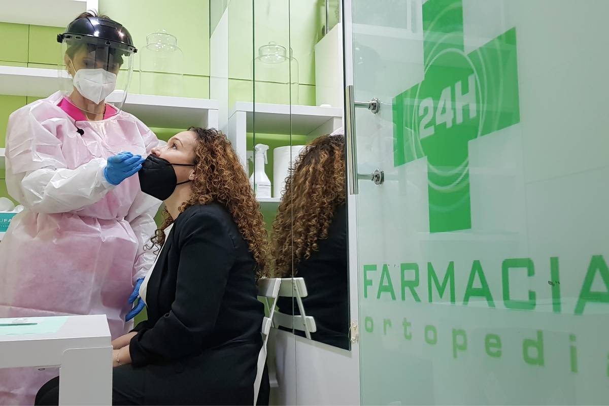 Una farmacéutica de Madrid realizando un test de ant�genos a una paciente. Foto: Bernardo Diaz.