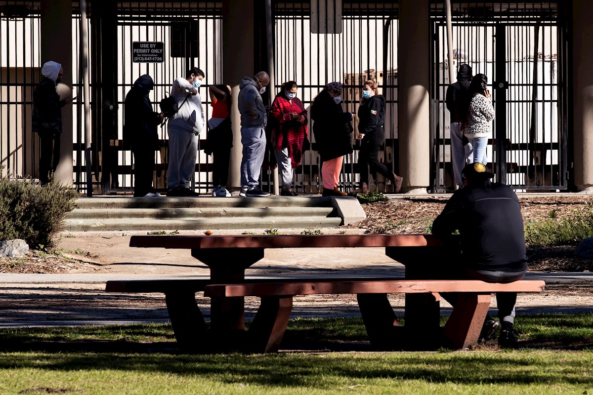 Cientos de personas hacen fila para hacerse la prueba de Covid-19 en el sitio de pruebas de Lincoln Park en Los Ángeles, California (EE.UU.). EFE/EPA/ETIENNE LAURENT 