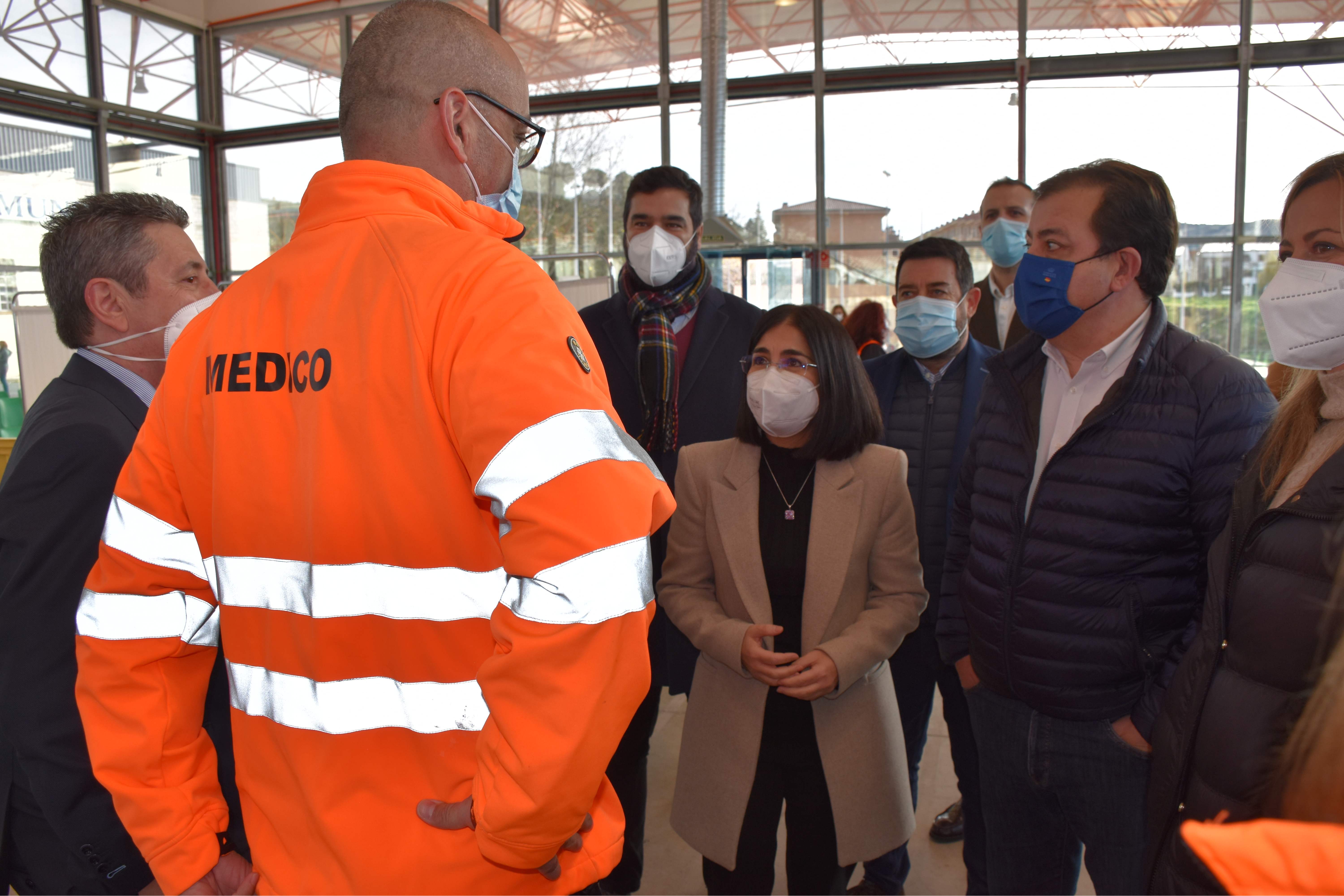 La ministra de Sanidad, Carolina Darias, junto al presidente de la Junta de Extremadura, Guillermo Fernández Vara, han visitado este sábado el punto de vacunación ‘El Berrocal’ en la Institución Ferial de Plasencia.