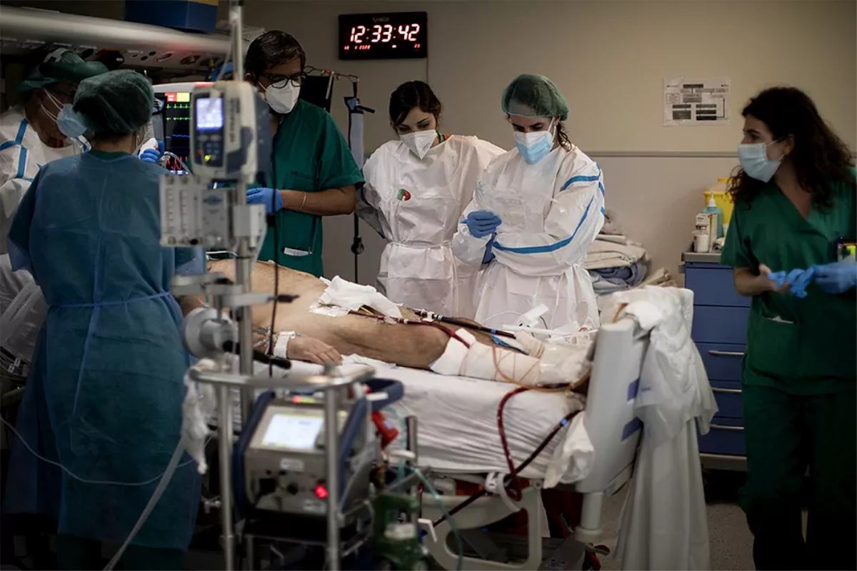 Visitamos el Hospital Gregorio Marañón de Madrid, donde se respira presión asistencial agravada por el cansancio y las bajas por casos positivos. (Foto: Alberto Di Lolli)