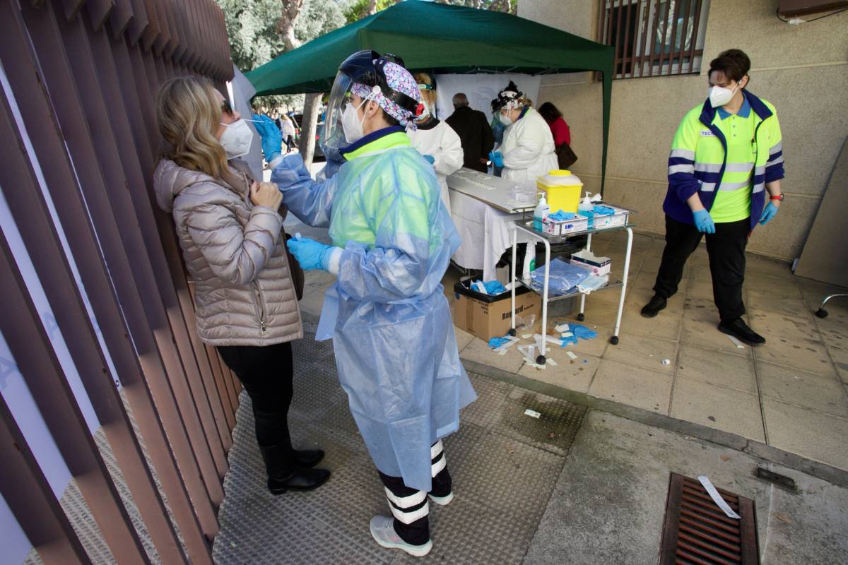 Sanitarios realizan pruebas de antígenos frente a covid-19 en el centro de salud de San Andrés de Murcia el pasado jueves. (FOTO: EFE/Juan Carlos Caval).