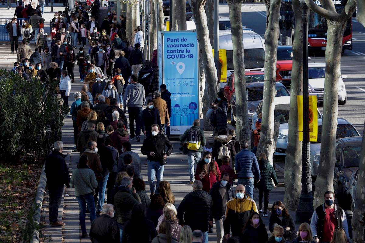Decenas de ciudadanos guardan su turno en cola para acceder al centro de vacunación instalado en la Fira de Barcelona, el lunes, día 2 de enero. EFE/Quique García