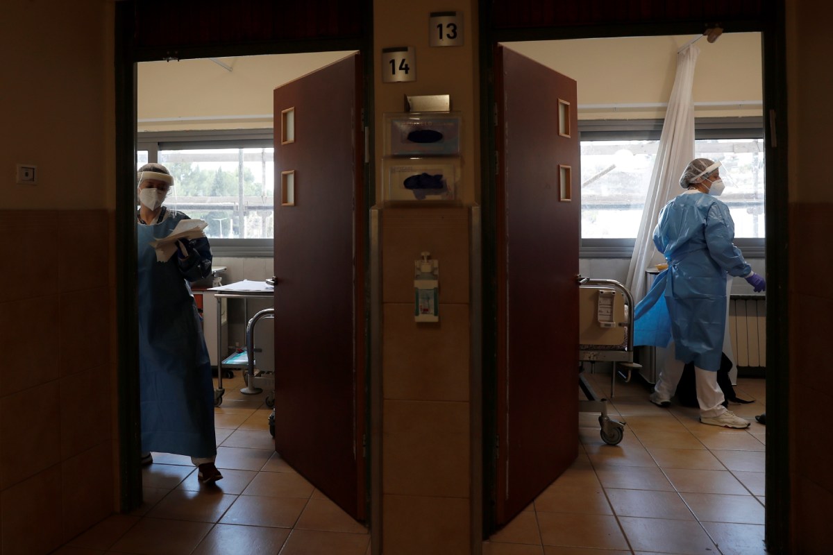 Profesionales sanitarios atiende a pacientes con covid en la UCI del Hospital Ziv, en Zefat (Israel). (FOTO: EFE/Atef Safadi) 