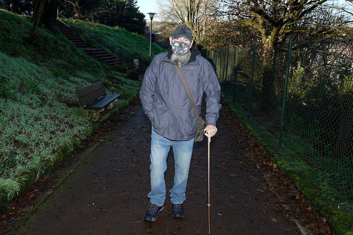 Frantses Xabier Llama necesita el bastón para sus paseos diarios.