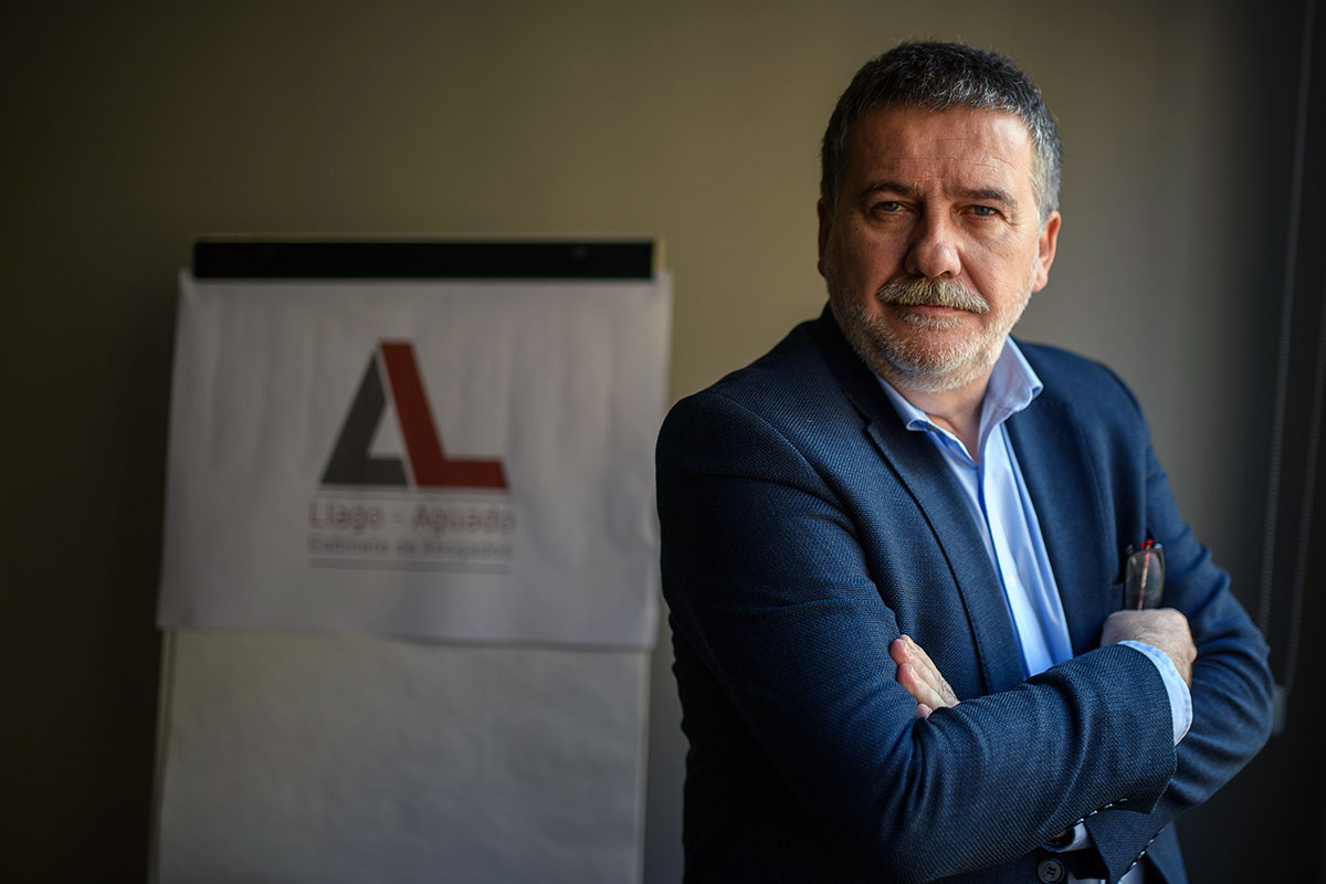 Guillermo Llago, abogado de médicos, en su despacho en Valencia. Fotos: Kike Taberner