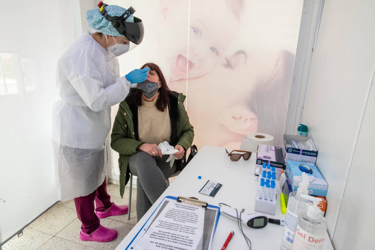 La farmacia de Navidad Sánchez (en Madrid) se sumó al plan de la Comunidad de Madrid para hacer teste de antígenos en la botica. Foto: Mauricio Skrycky.