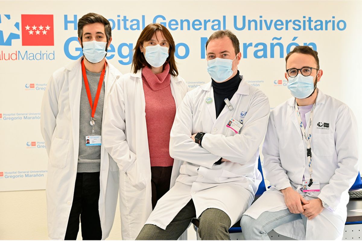 Grupo de investigadores que ha realizado el estudio junto a Rafael Correa Rocha, segundo a la derecha, director del Laboratorio de Inmuno-regulación del Hospital Gregorio Marañón de Madrid. FOTO: HGUGM. 