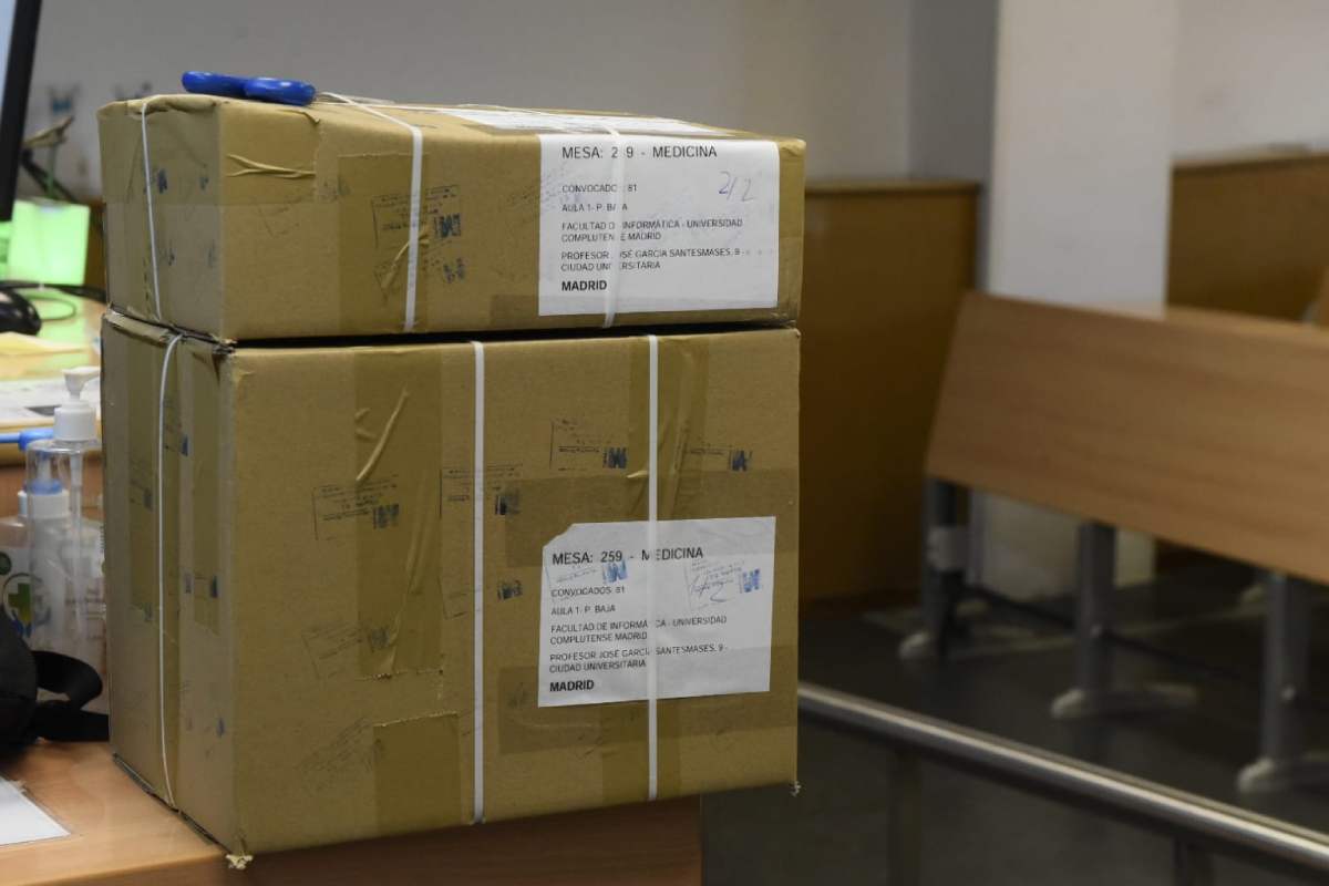 Las cajas con los exámenes MIR, en un aula de la Facultad de Económicas de la Universidad Complutense de Madrid. /Luis Camacho. 