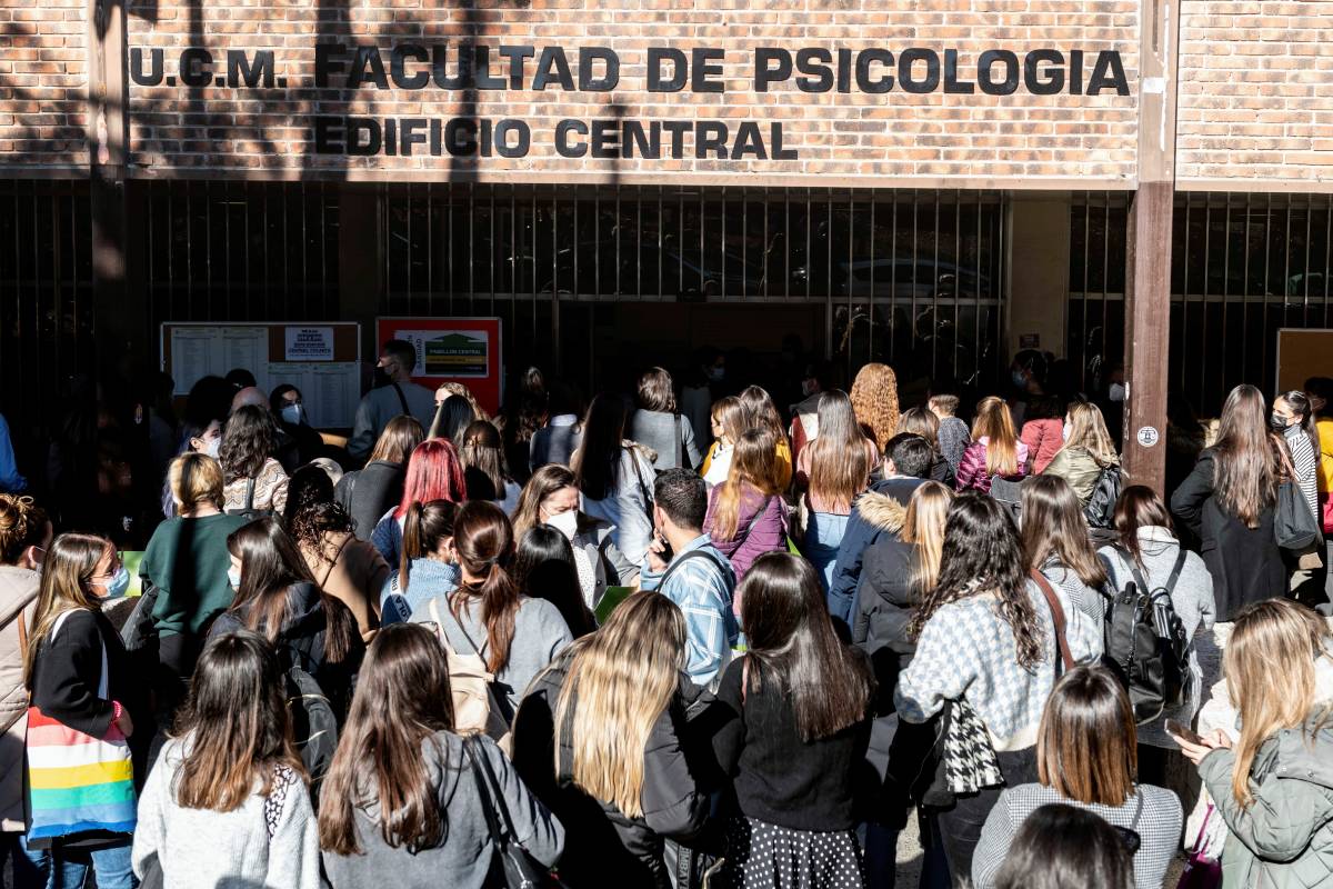 Aspirantes EIR a la entrada de la Facultad de Psicología de la UCM donde se examinarán. /José Luis Pindado.