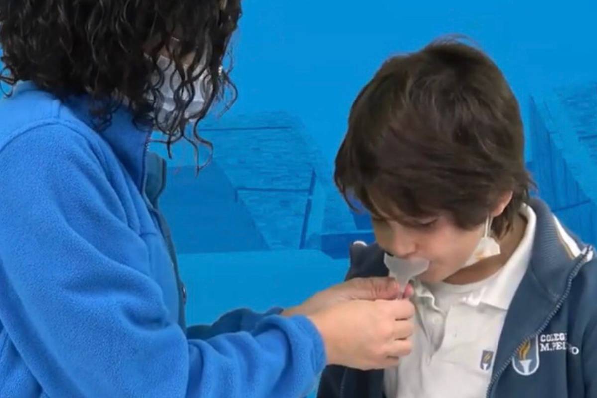 Las farmacias de Galicia dispensarán a partir del viernes un segundo test de antígenos de saliva a niños de entre 5 y 11 años, tras la primera experiencia de mediados de diciembre.
