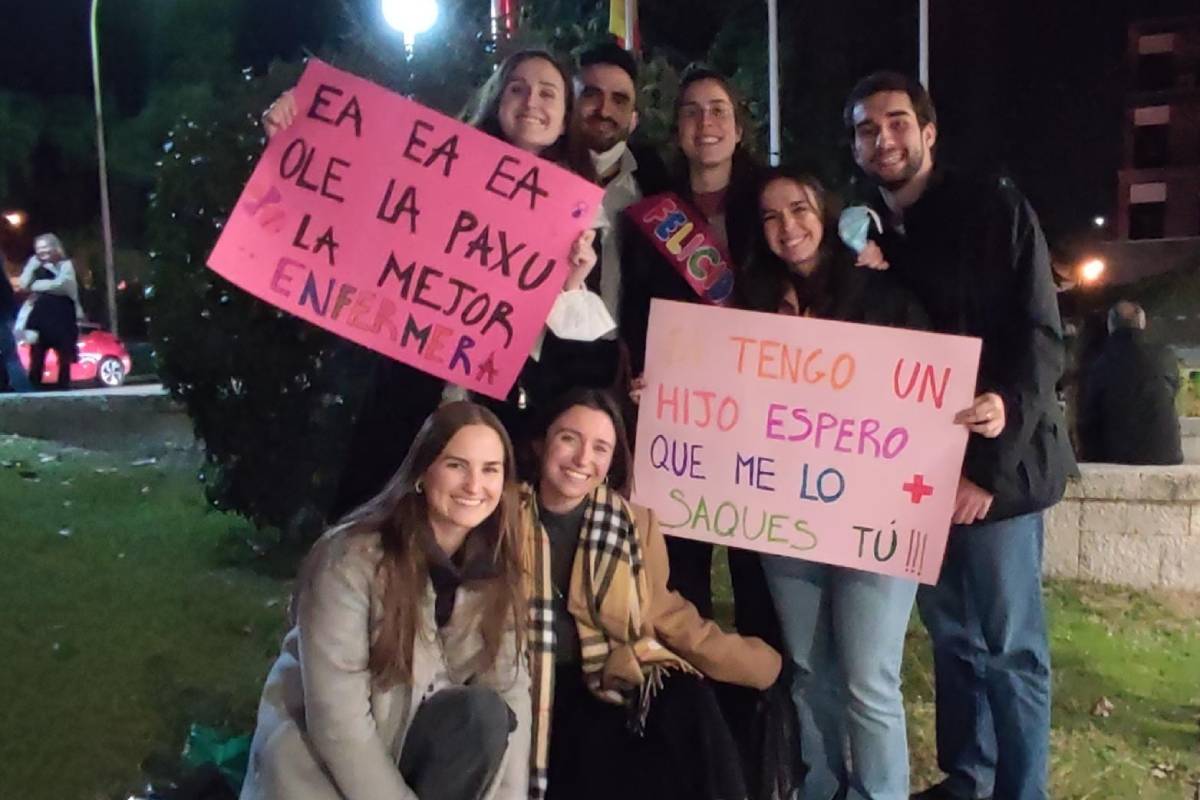 Paula Román, estudiante de EIR, a la salida del examen, tras reunirse con sus amigos, quienes la esperaban con dos enormes pancartas.