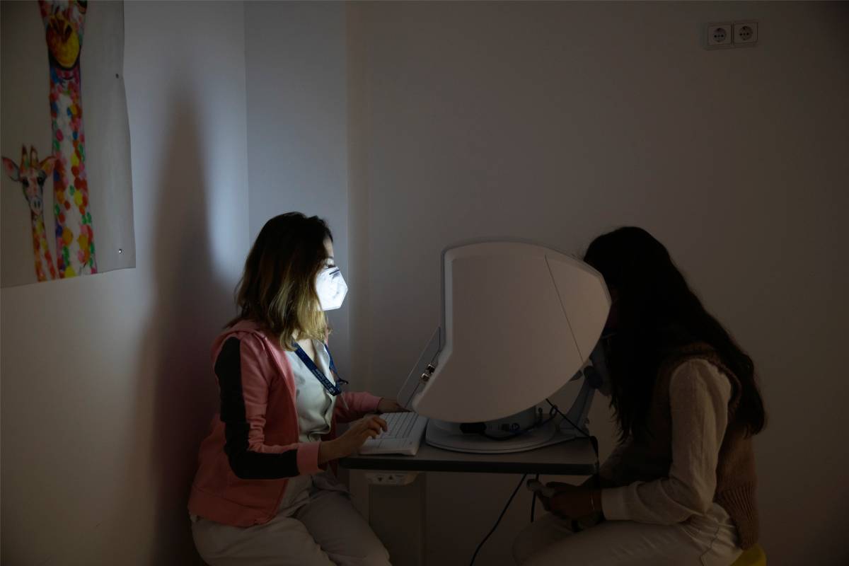 La agudeza visual de la paciente será examinada después de la intervención para comprobar los resultados (Foto: Antonio Heredia)