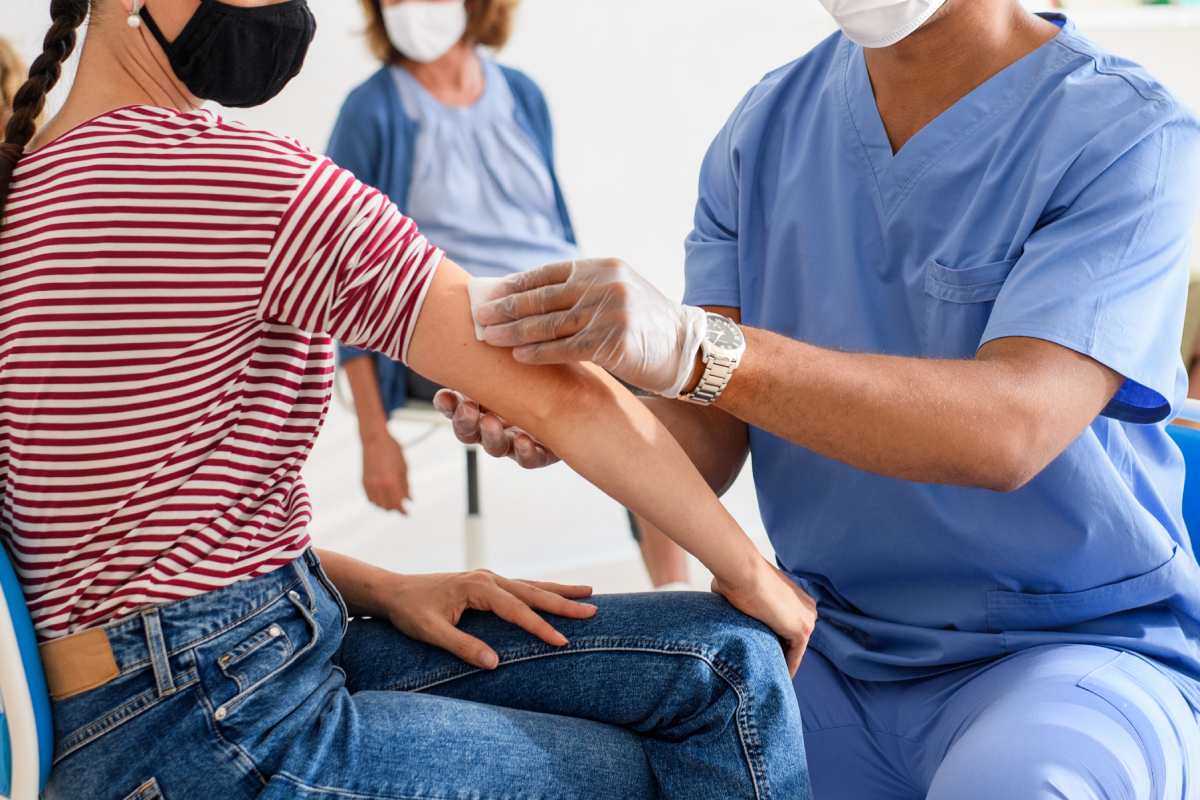 Una paciente recibe una vacuna contra la covid-19. 