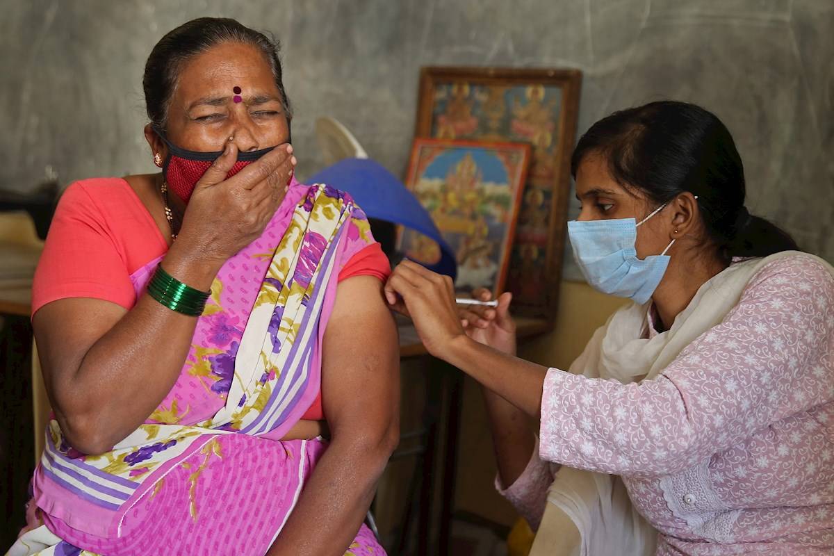 Una mujer recibe una dosis de la vacuna de covid-19 en un centro de vacunación gratuito en Bangalore (India), este martes. Foto: EFE/JAGADEESH NV.