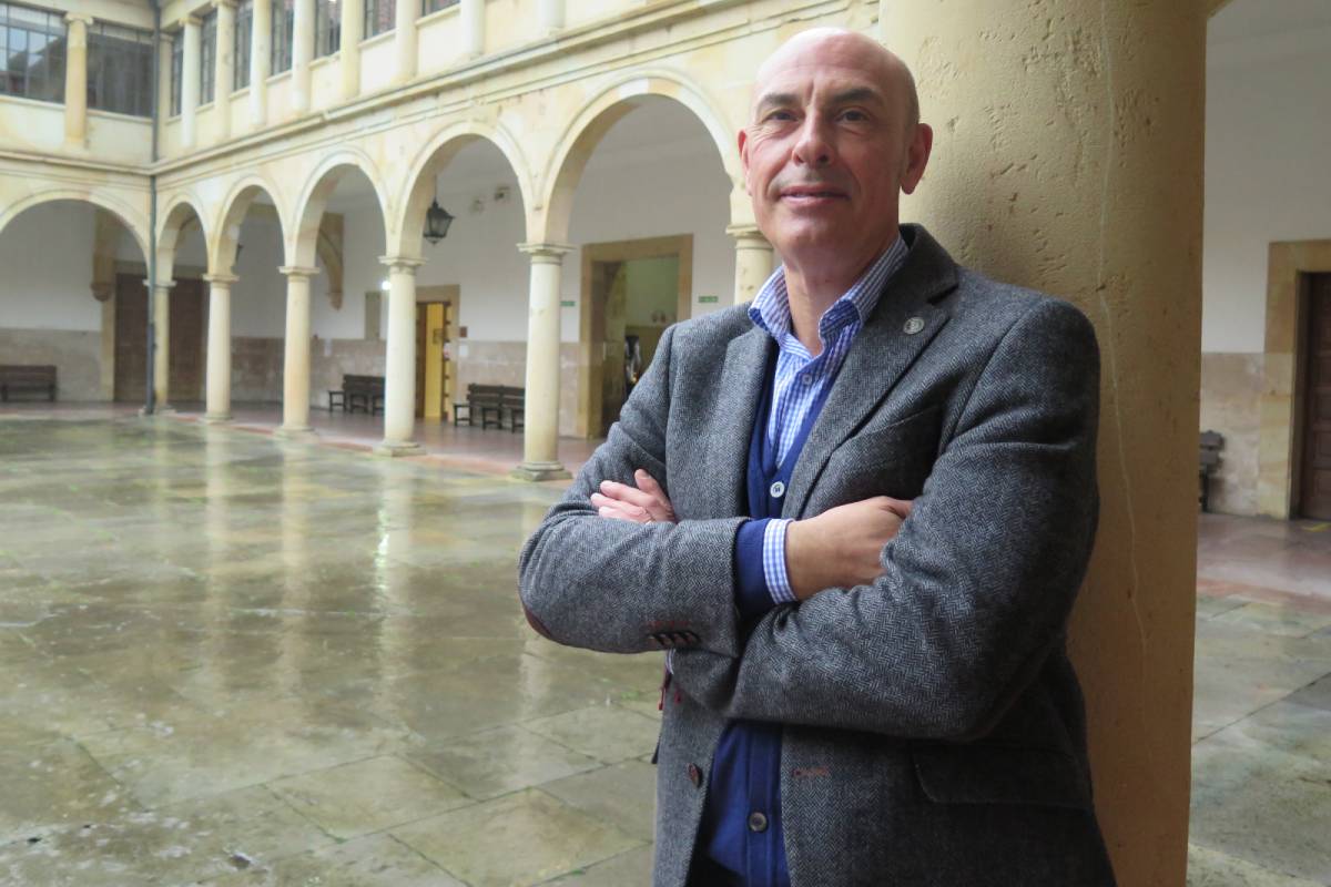 Pedro Alonso, vicerrector de Políticas de Profesorado de la Universidad de Oviedo, en la sede del Rectorado (Foto: Covadonga Díaz).