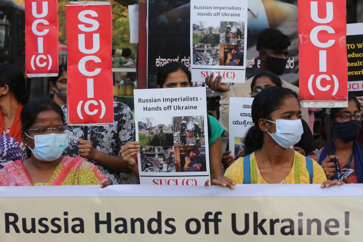 Protesta en la India este sábado por la invasión de Ucrania por Rusia. EFE/EPA/JAGADEESH NV