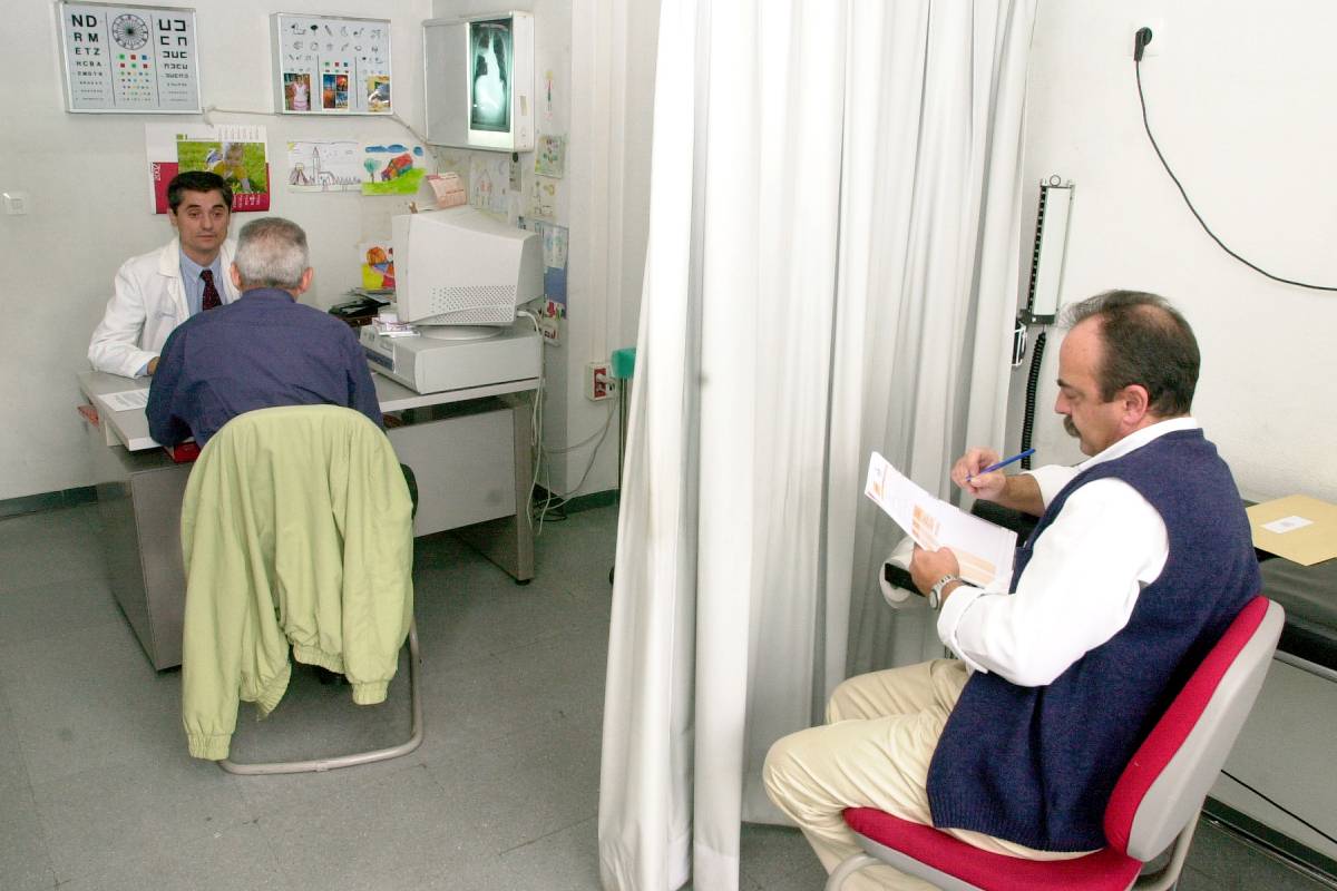 Un evaluador observa a un médico generalista atender a un paciente simulado durante la prueba ECOE para el acceso al título de médico de Familia de 2002 (José Luis Pindado)