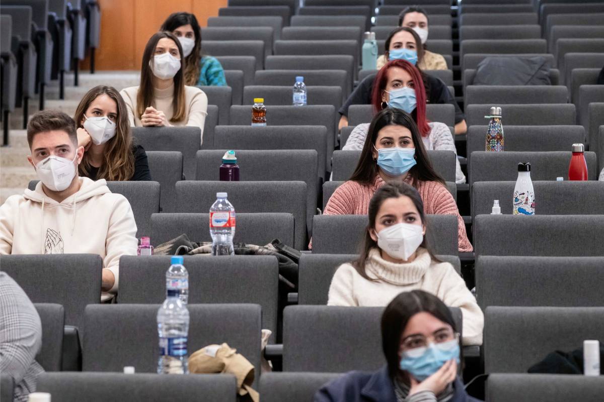 Candidatas del examen EIR 2022, a la espera de recibir el examen. Foto: JOSÉ LUIS PINDADO