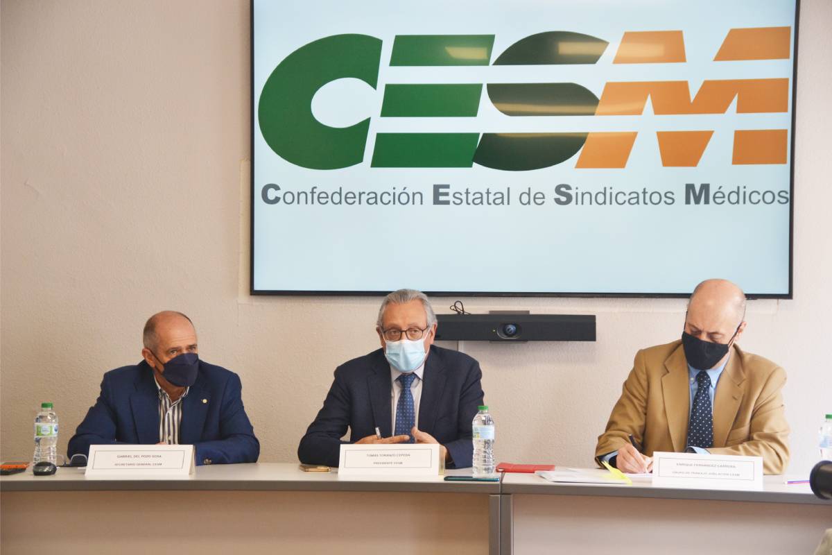 Gabriel del Pozo, secretario general de CESM, Tomás Toranzo, presidente de CESM y Enrique Fernández Carrera, asesor del grupo de trabajo de jubilación de CESM. 