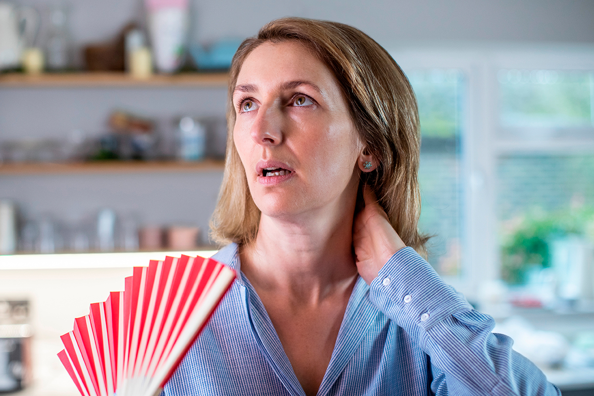 La terapia hormonal con estrÃ³genos se prescribe para aliviar sÃntomas de la menopausia como los sofocos.