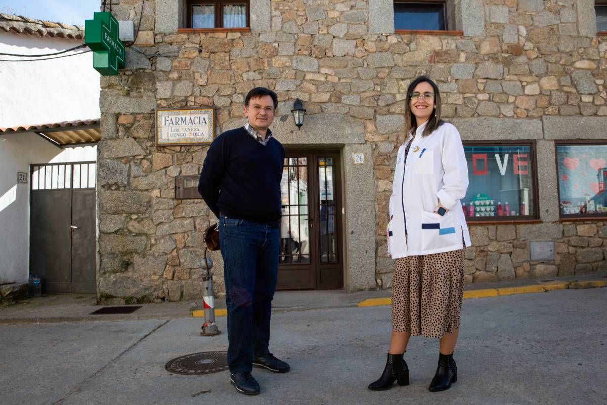 Gustavo BenÃtez, médico en Almendral de la Cañada y Marrupe (Toledo), junto a la farmacéutica Vanesa Luengo. /Sergio G. Valero.