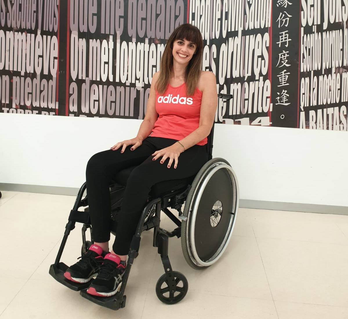 Sheila Varas, paraplÃ©jica por accidente de trÃ¡fico, en una silla de ruedas pesada, cuando necesita una ligera.