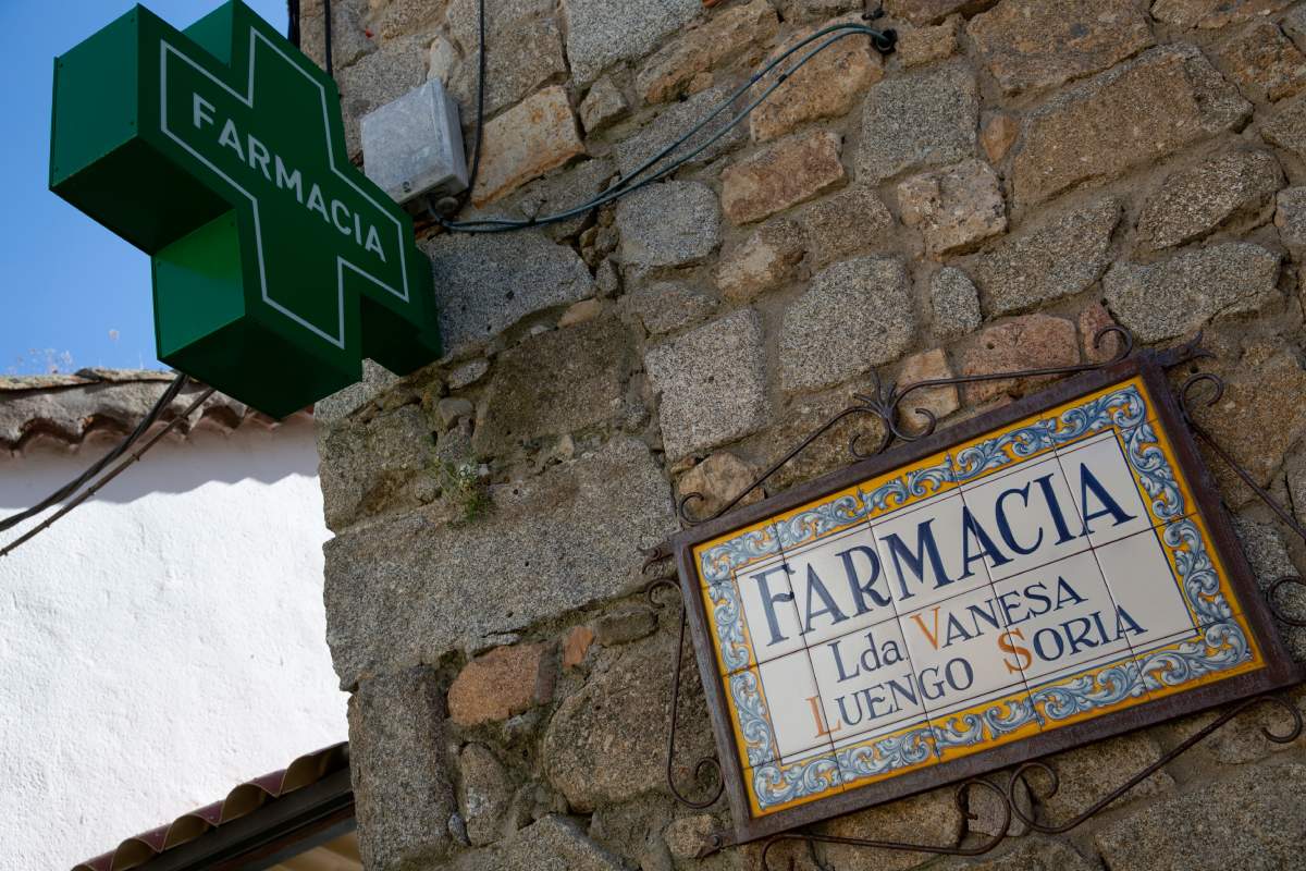Placa de la farmacia de Vanesa Luengo, en Almendral de la Cañada, con cerámica de Talavera de la Reina (Toledo). /Sergio G. Valero.