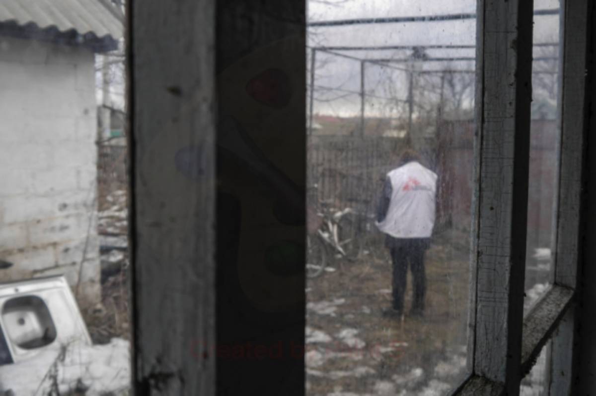 Foto de archivo 2019 de MSF en la que un miembro de la organización está frente a la casa abandonada donde MSF opera una clínica móvil en el pueblo de Vodiane, destruido y abandonado en gran parte desde que comenzó el conflicto.