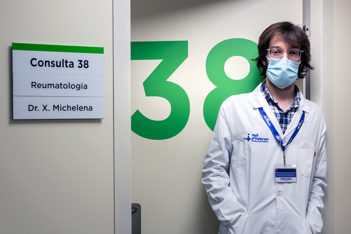 Xabier Michelena, reumatólogo en el Hospital Vall d'Hebron, en Barcelona. (Foto: Jaume Cosialls)