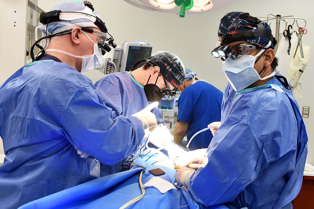 El cirujano Muhammad Mohiuddin (derecha) en un momento de la extracción de corazón del cerdo.