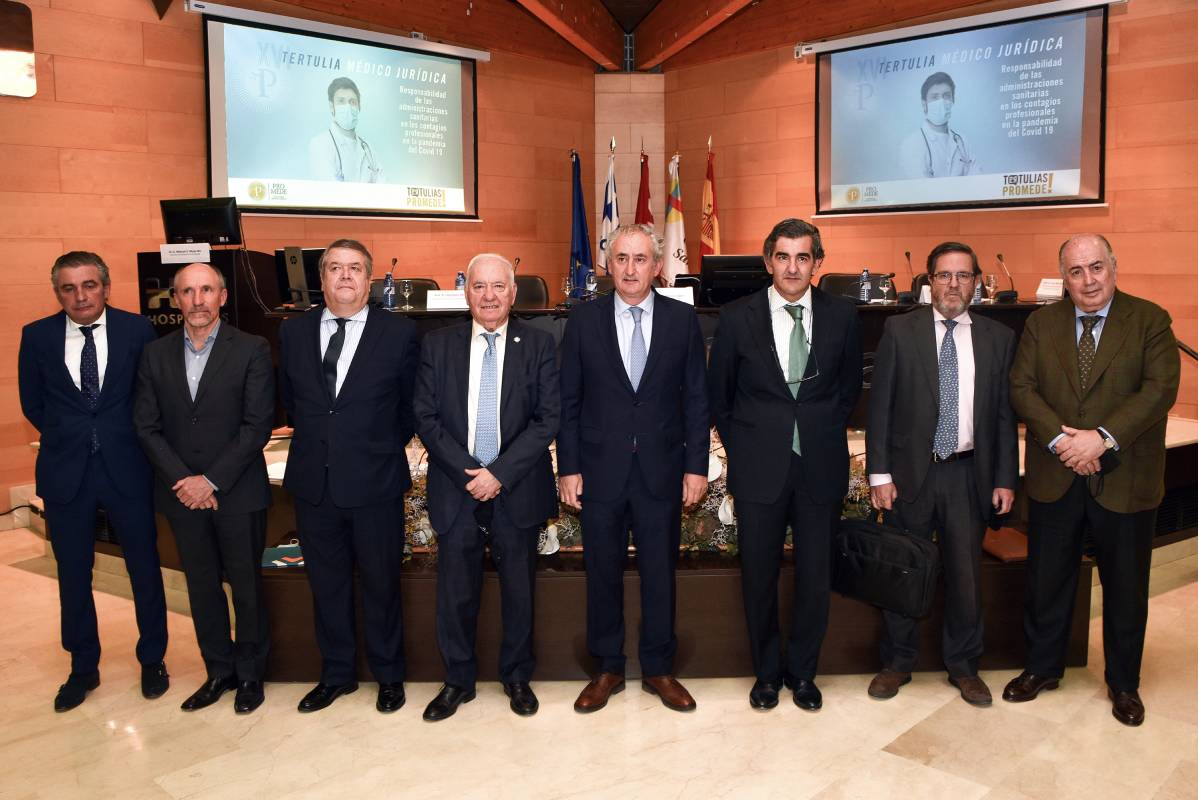 De izquierda a derecha, Antonio López, Philippe Paul, César Tolosa, Florentino Pérez, Tomás Cobo, Juan Abarca, Francisco Corpas y Ricardo de Lorenzo.