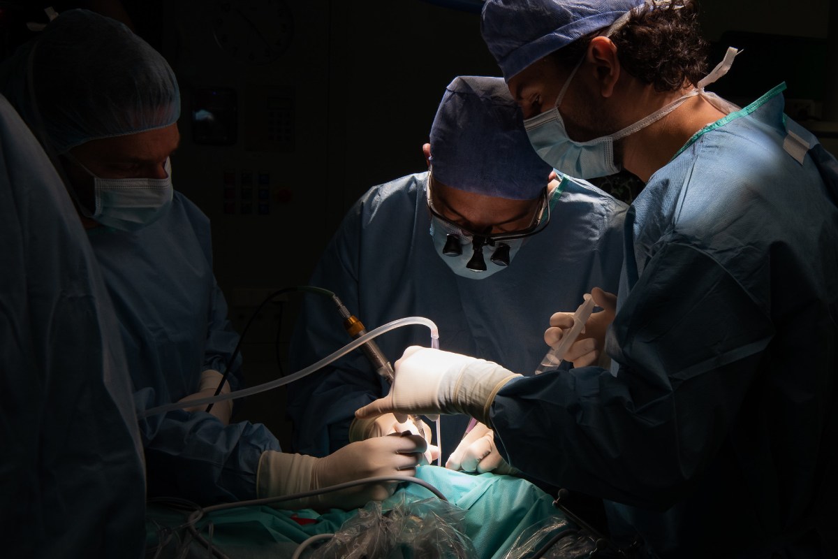 CirugÃa transorbital en el Hospital ClÃnic de Barcelona. (FOTO: ClÃnic/@franciscoavia)