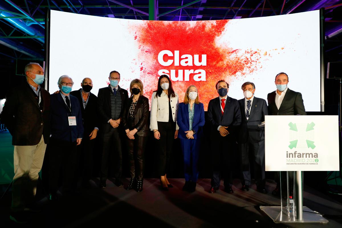 Representantes políticos y profesionales durante el acto de clausura de Infarma 2022. (Foto: Sergio G. Valero) 