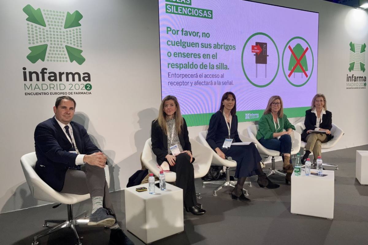 César Tello, Inma Riu, Lucía Arroyo, Teresa Bonnin y Núria Bosch durante su participación en la mesa de debate celebrada en Infarma 2022.