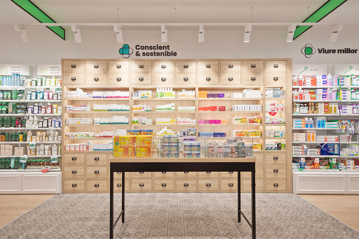 En una superficie de venta de 280 m2, el diseño de Farmacia Gràcia Nova busca destacar el producto. Foto: APOTHEKA