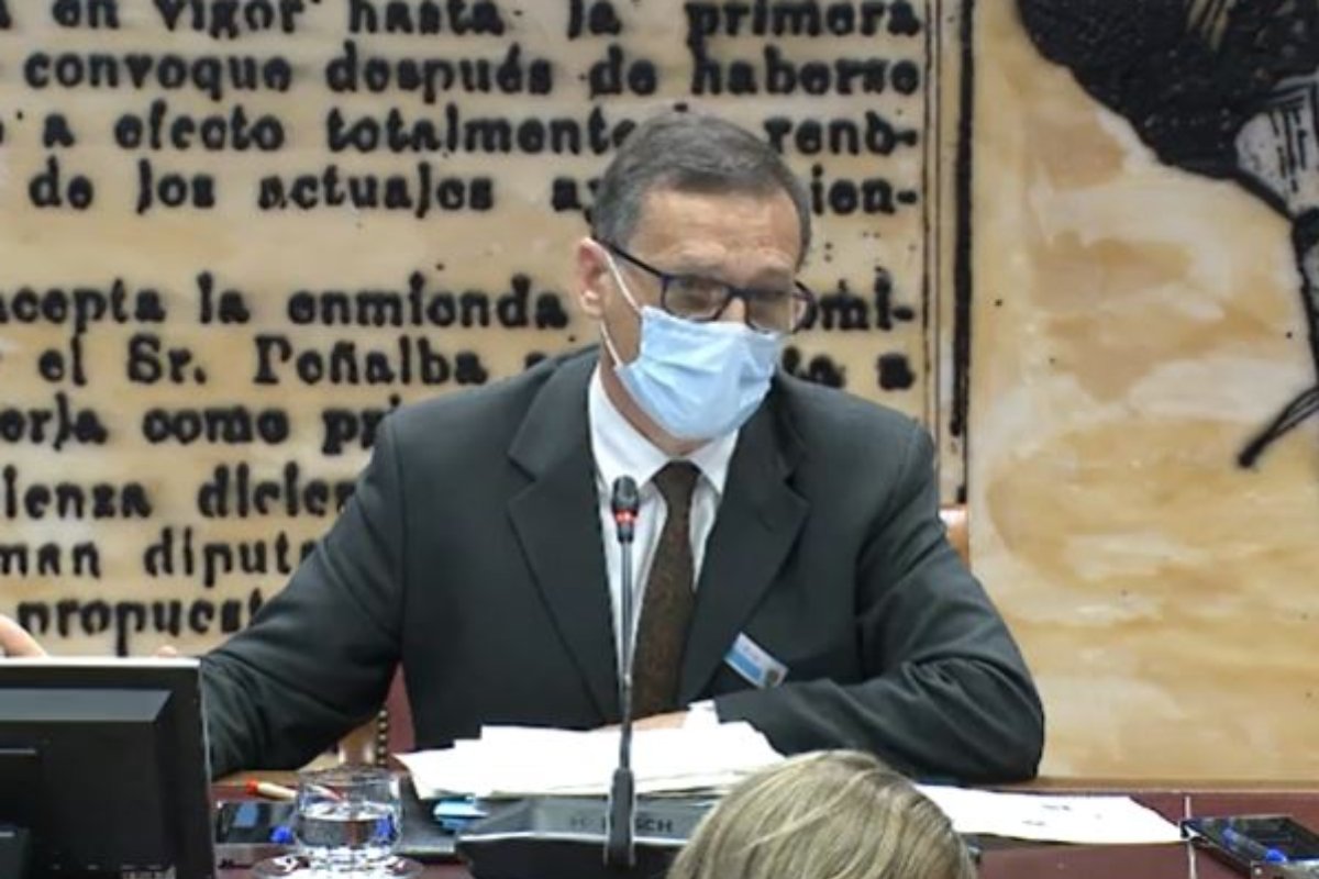 Jesús Díez Manglano, presidente de la Sociedad Española de Medicina Interna (SEMI), durante su intervención en el Senado.