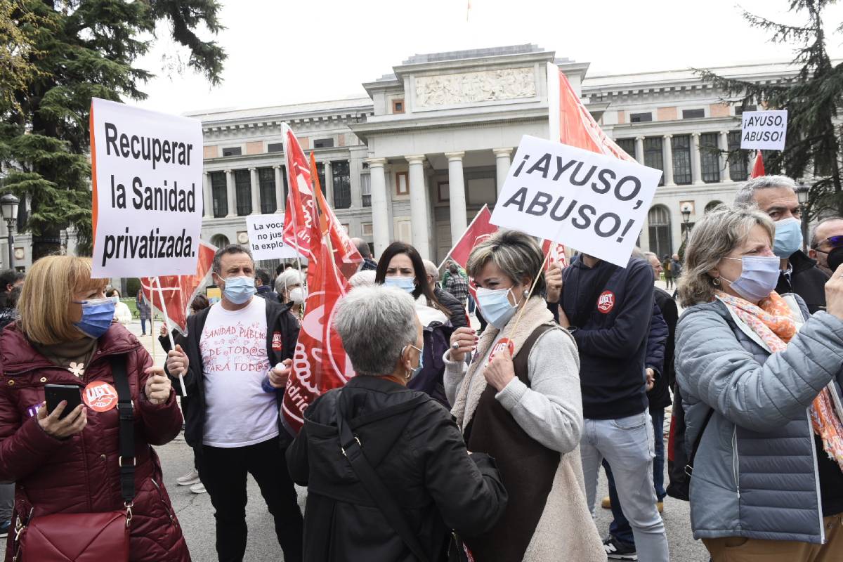 Manifestantes portando pancartas con diversos mensajes, muchos contra la Comunidad de Madrid. /Luis Camacho.