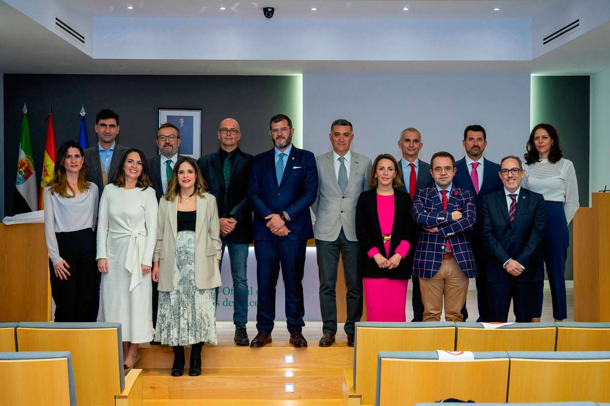Nueva Junta de Gobierno del COF de Cáceres, que tomó posesión este miércoles 8 de marzo. 