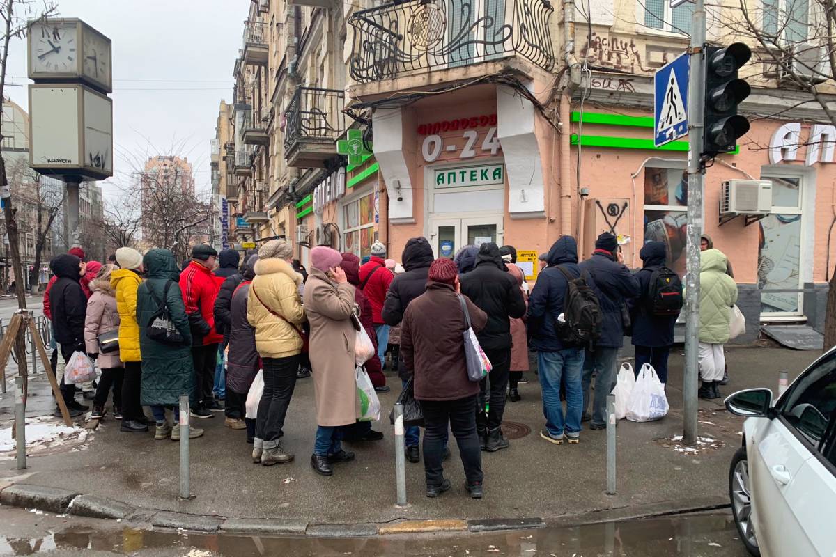 Ciudadanos formando cola ante una farmacia de Kiev. /Oz Katerji.