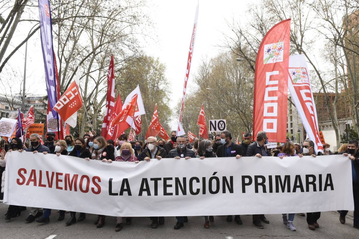 Cabecera de la manifestación parea 'Salvar la Atención Primaria', partiendo desde el Ministerio de Sanidad. /Luis Camacho.