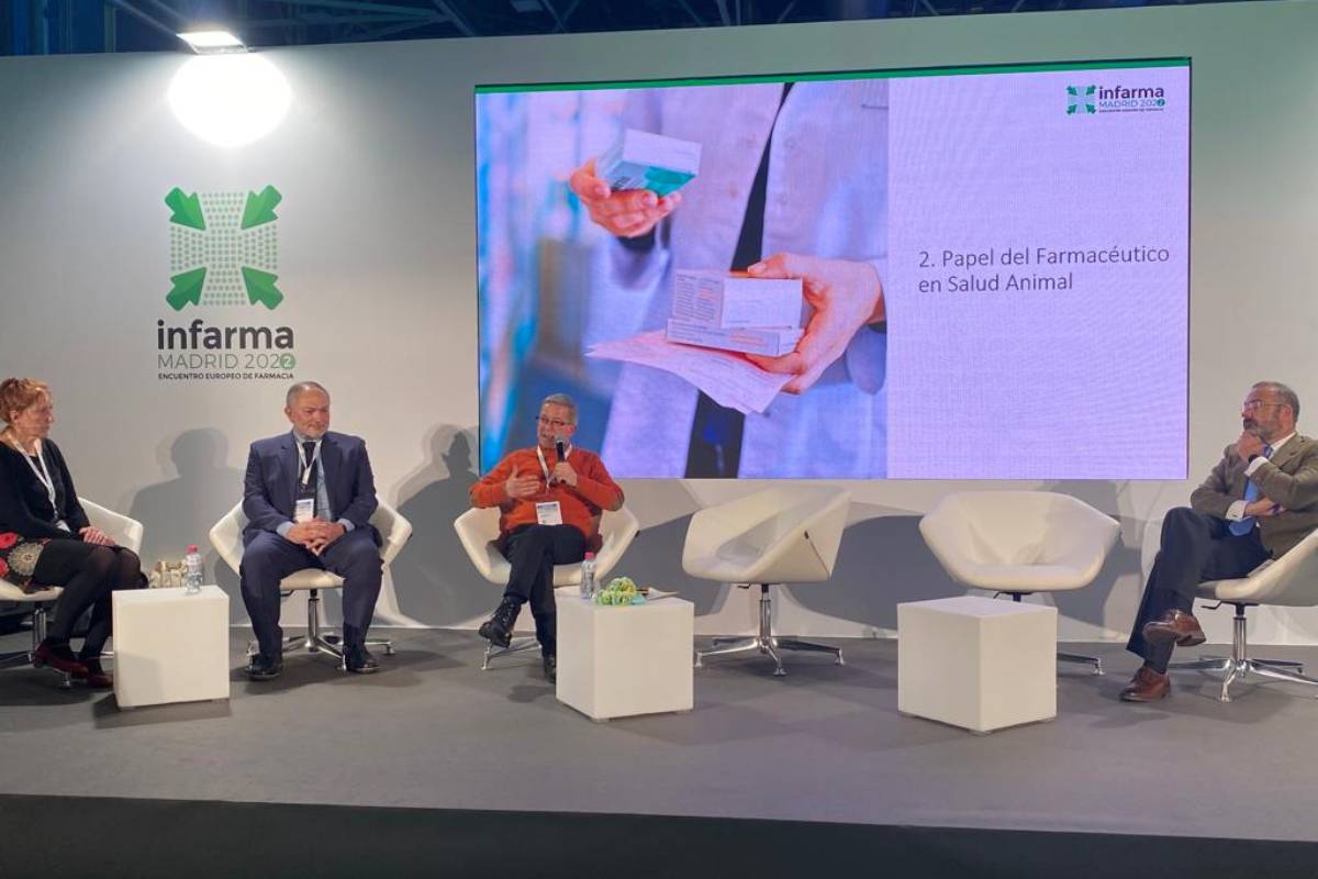 Raquel Casado, moderadora y vocal de Titulares de Farmacia Rural en funciones del COF de Madrid; Vicente J. Álvarez Fernández, vicepresidente del COF de Orense y presidente fundador de Asfarvet; Nicolás Amado Fernández, vocal y portavoz en Galicia de Asfarvet, y Jaime Espolita Suárez, presidente de la Sociedad Española de Farmacia Rural (Sefar).