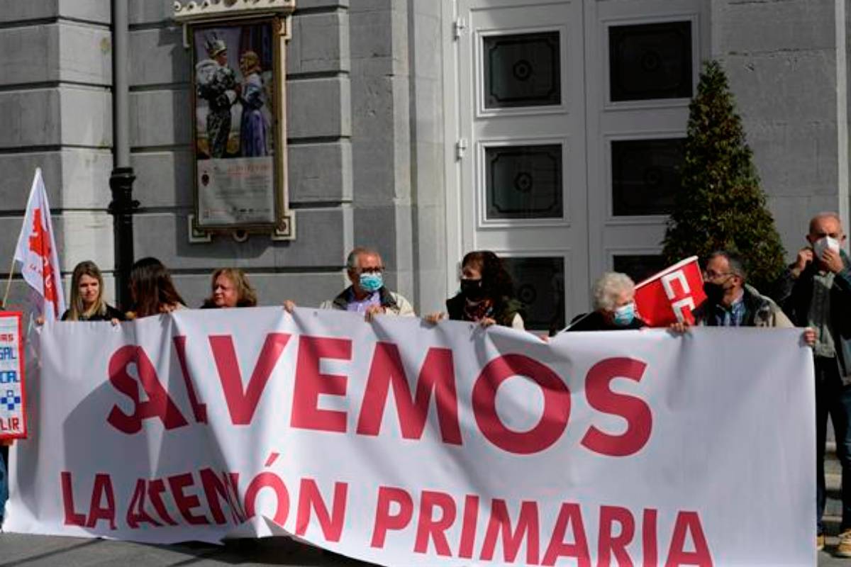 Cientos de personas se han concentrado también este domingo en otras ciudades, como Oviedo, ante el teatro Campoamor. /EFE-Eloy Alonso.