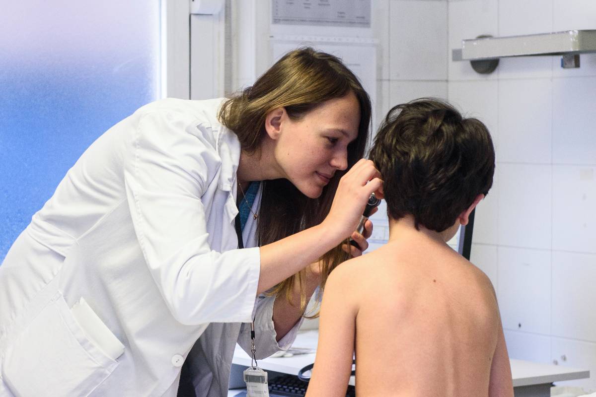 Una MIR revisa a un niño en el Hospital Niño Jesús (Foto: Luis Camacho)