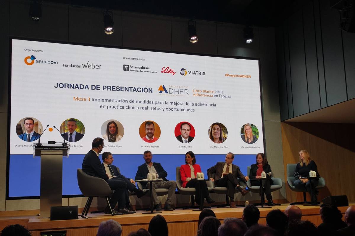 Una de las mesas celebradas en la jornada donde se ha presentado el 'Libro Blanco de la Adherencia en España'.